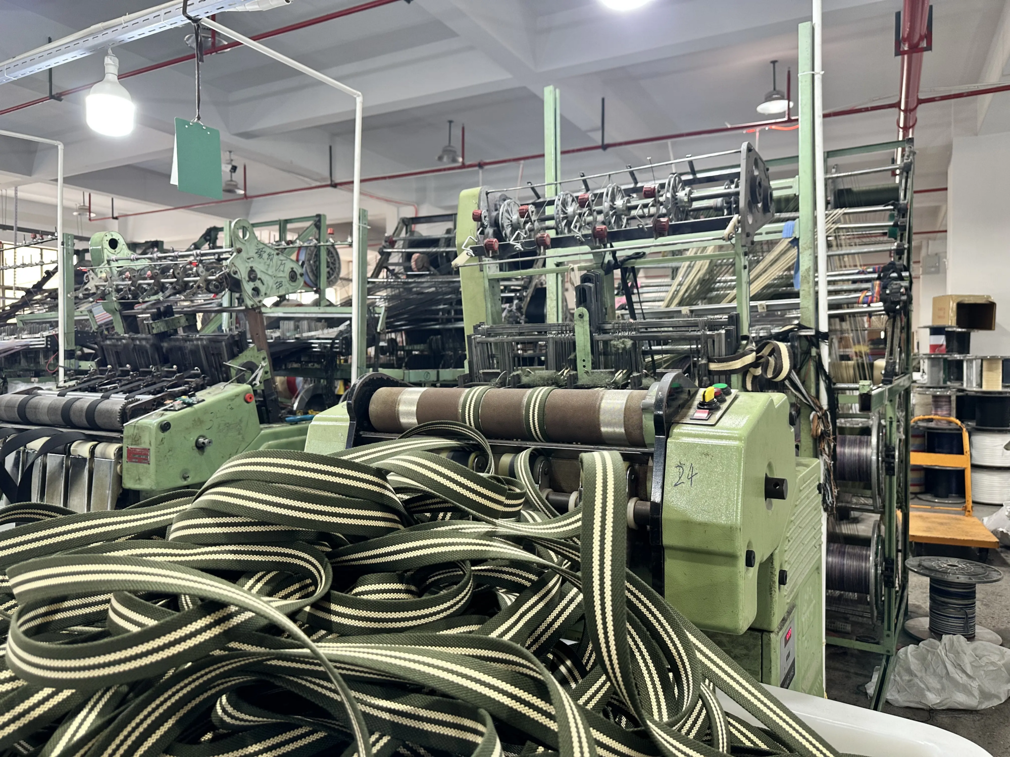 Weaving machine producing striped webbing